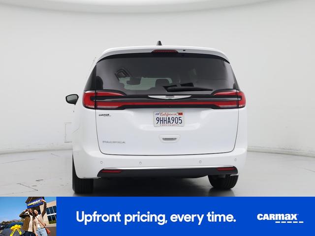 Photo of 2023 White Chrysler Pacifica
