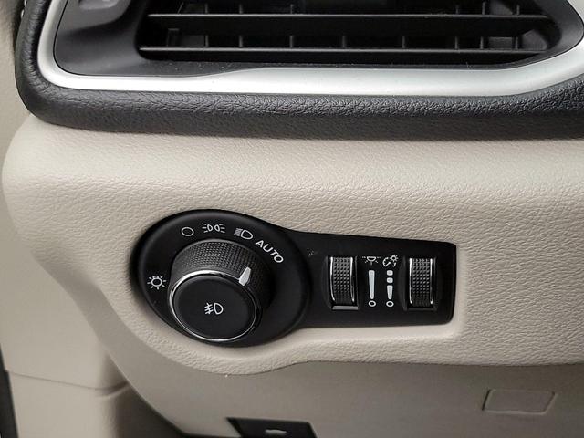 Photo of 2023 White Chrysler Pacifica