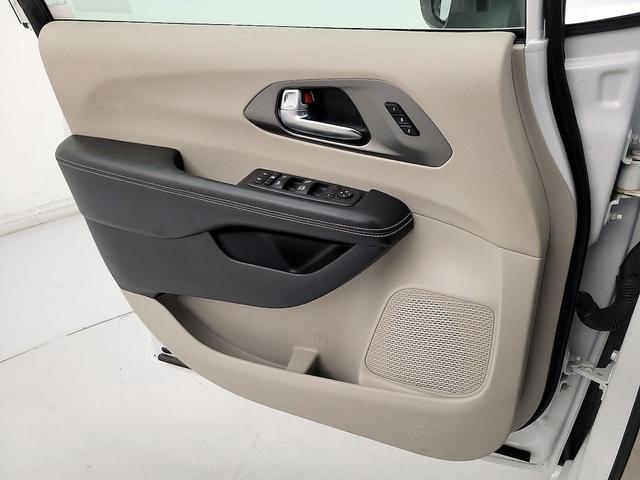 Photo of 2023 White Chrysler Pacifica