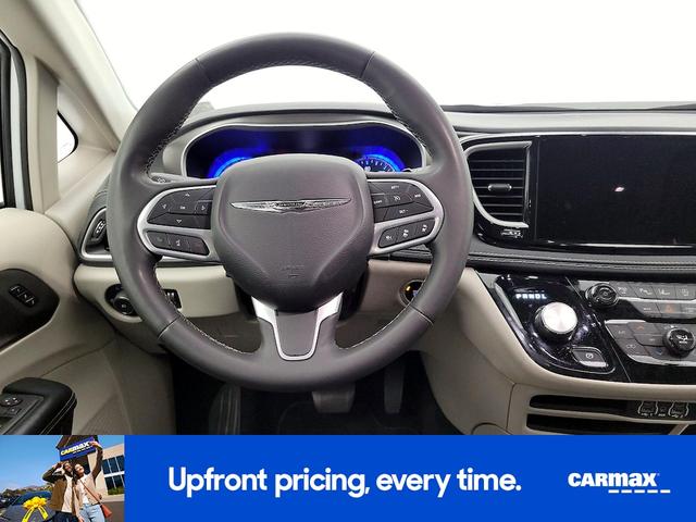 Photo of 2023 White Chrysler Pacifica