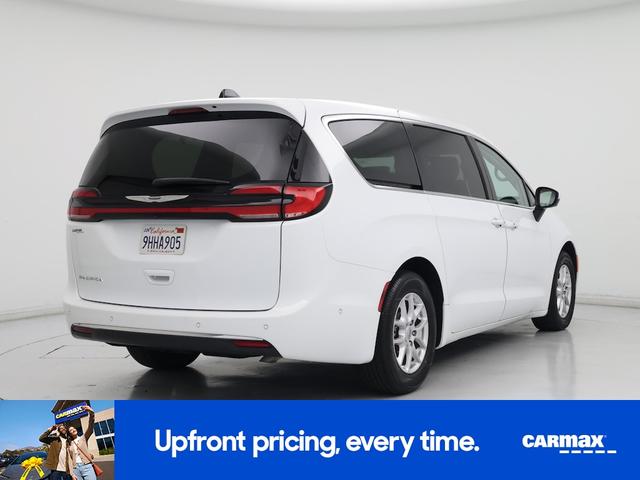 Photo of 2023 White Chrysler Pacifica