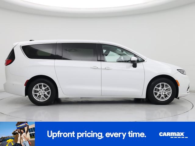 Photo of 2023 White Chrysler Pacifica