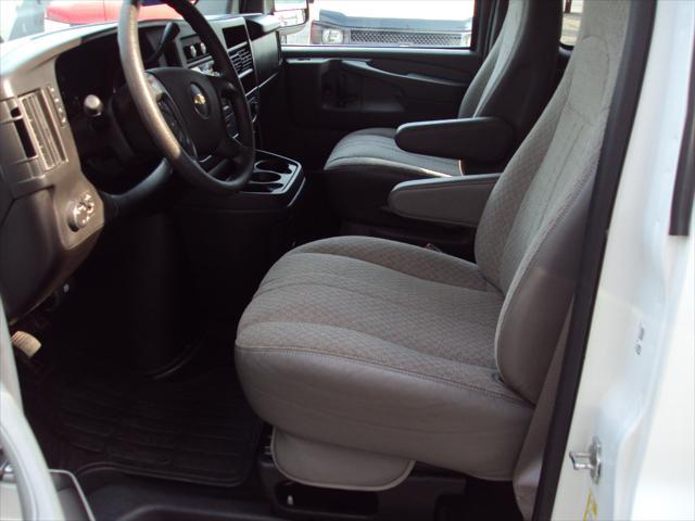 Photo of 2014 Summit White Chevrolet Express 1500