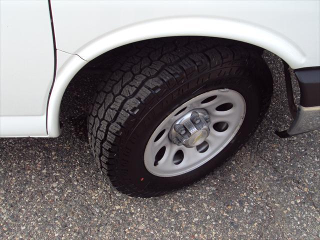 Photo of 2014 Summit White Chevrolet Express 1500