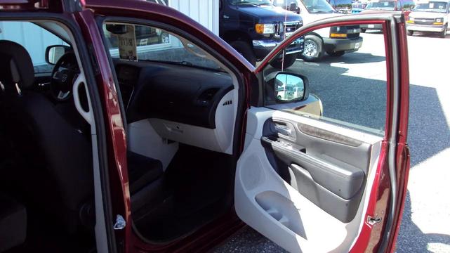 Photo of 2017 Burgundy Dodge Grand Caravan