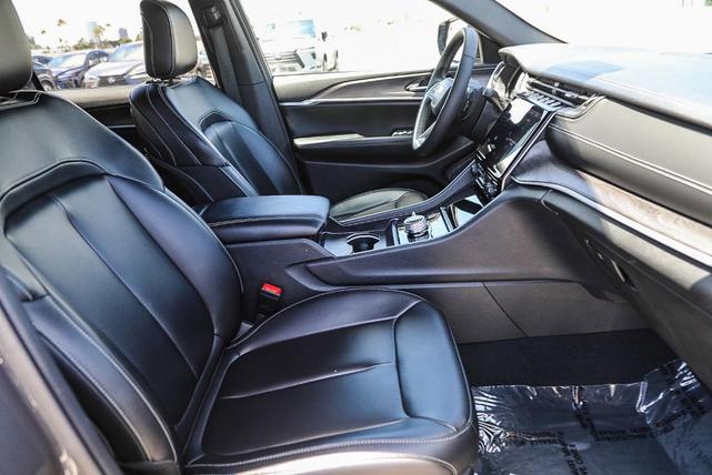 Photo of 2024 Metallic Jeep Grand Cherokee L