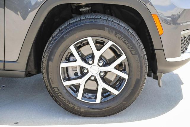 Photo of 2024 Metallic Jeep Grand Cherokee L