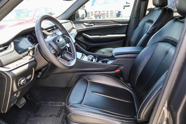 Photo of 2024 Metallic Jeep Grand Cherokee L