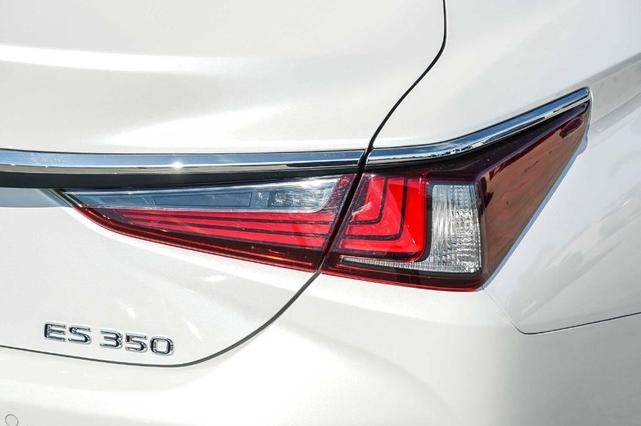 Photo of 2023 Eminent White Pearl Lexus ES 350