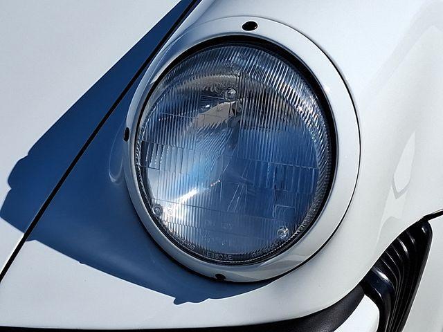 Photo of 1989 Grand Prix White Porsche 911
