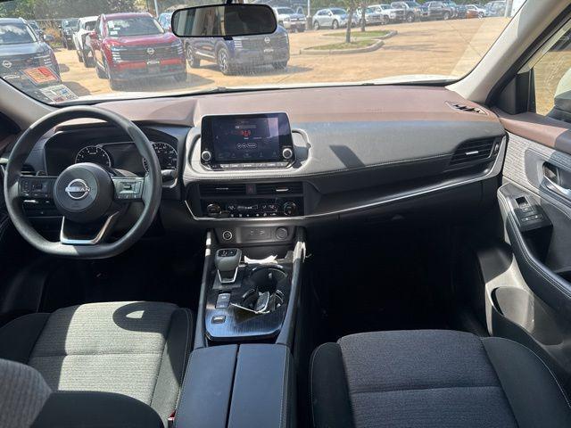 Photo of 2023 Pearl White Tricoat Nissan Rogue