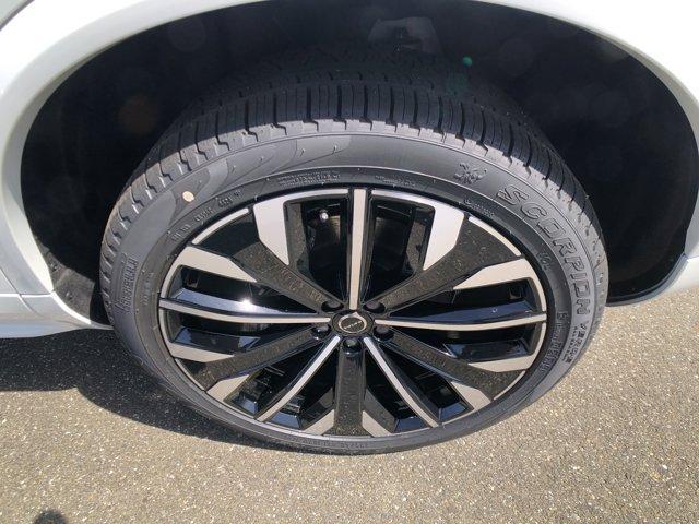 Photo of 2025 Crystal White Volvo XC90