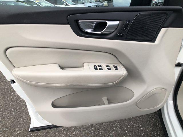 Photo of 2023 Crystal White Volvo XC60