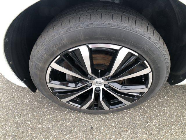 Photo of 2023 Crystal White Volvo XC60