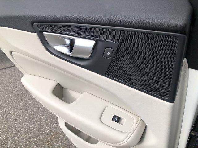 Photo of 2023 Crystal White Volvo XC60