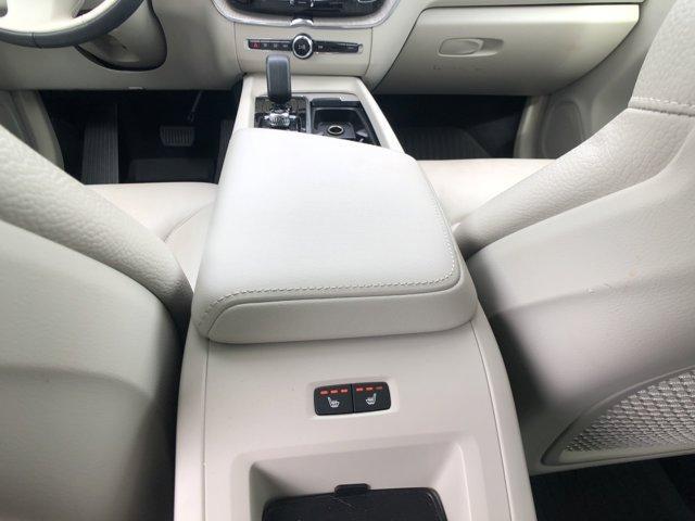 Photo of 2023 Crystal White Volvo XC60