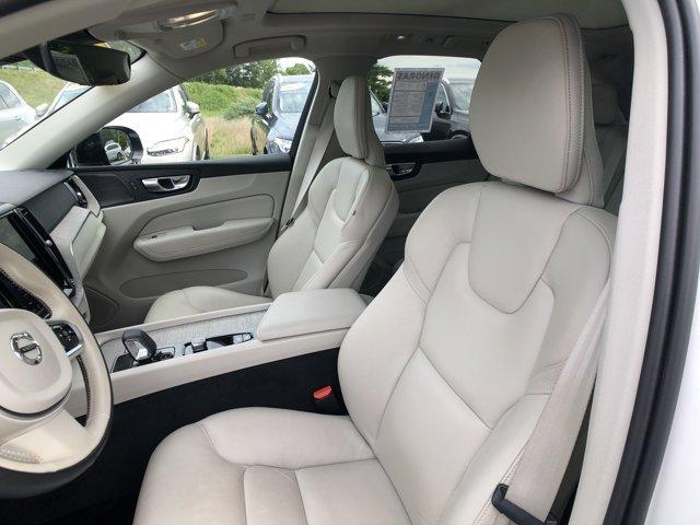 Photo of 2023 Crystal White Volvo XC60