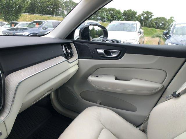 Photo of 2023 Crystal White Volvo XC60