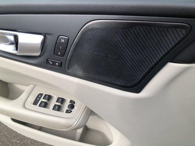 Photo of 2023 Crystal White Volvo XC60