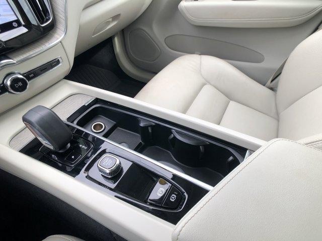 Photo of 2023 Crystal White Volvo XC60
