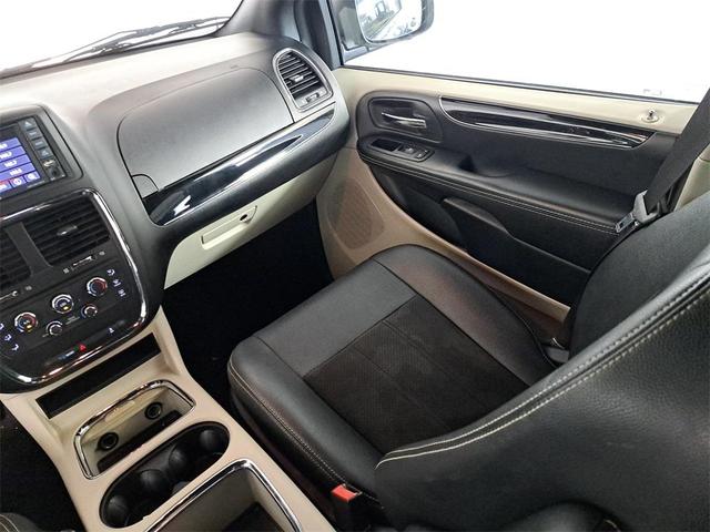 Photo of 2020 Granite Pearlcoat Dodge Grand Caravan