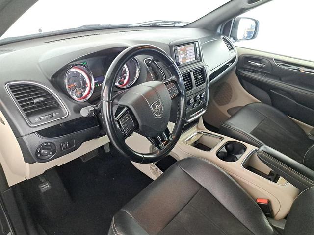 Photo of 2020 Granite Pearlcoat Dodge Grand Caravan
