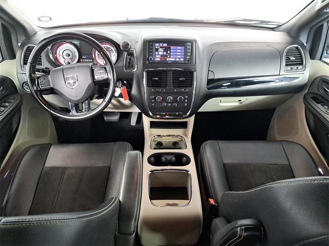 Photo of 2020 Granite Pearlcoat Dodge Grand Caravan