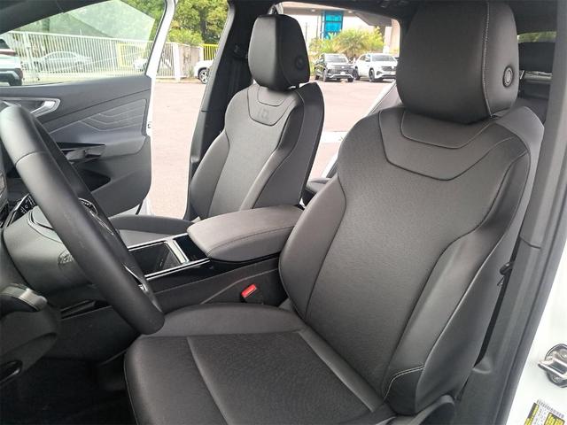 Photo of 2023 Opal White Pearl Effect Volkswagen ID.4