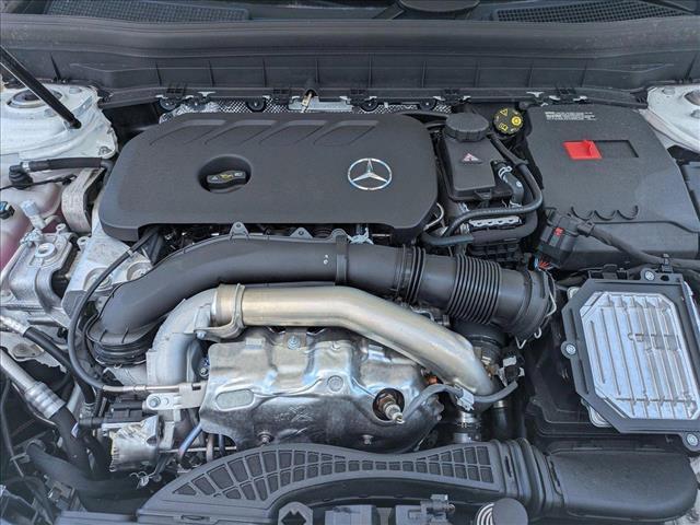 Photo of 2025 Polar White Mercedes-Benz GLB 250