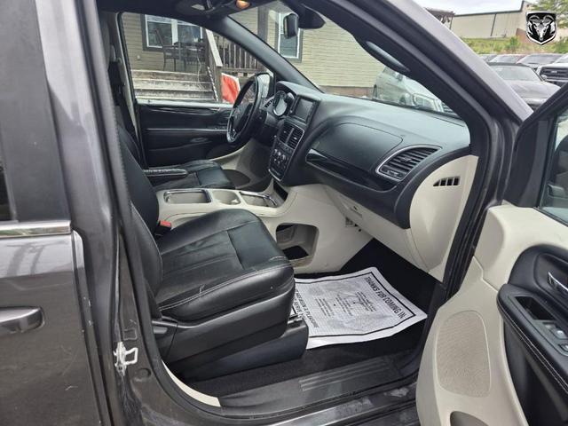 Photo of 2019 Granite Pearlcoat Dodge Grand Caravan
