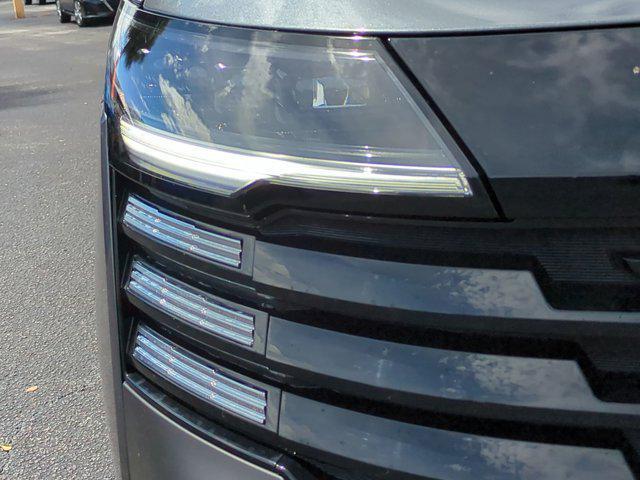 Photo of 2026 Gun Metallic/Scarlet Ember Tintcoat Nissan Kicks