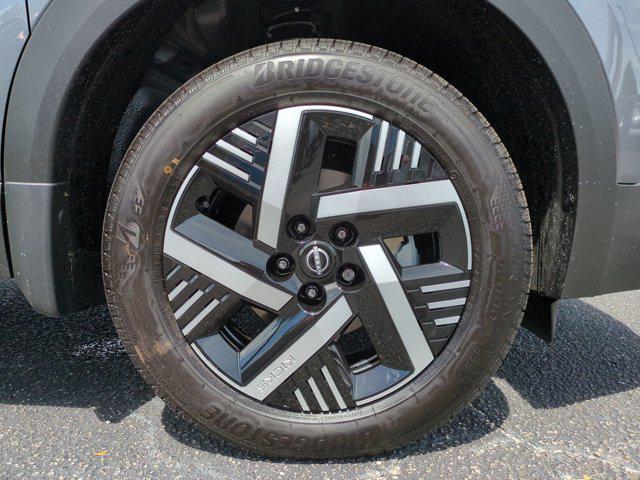 Photo of 2026 Gun Metallic/Scarlet Ember Tintcoat Nissan Kicks