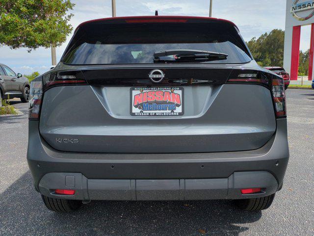 Photo of 2026 Gun Metallic/Scarlet Ember Tintcoat Nissan Kicks