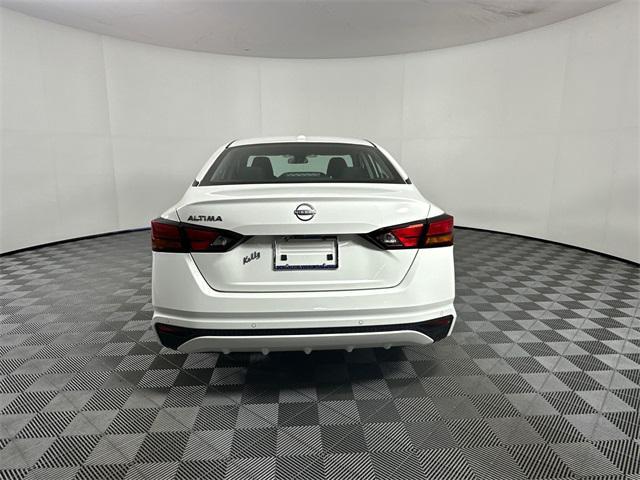 Photo of 2025 Glacier White Nissan Altima