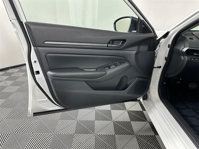 Photo of 2025 Glacier White Nissan Altima