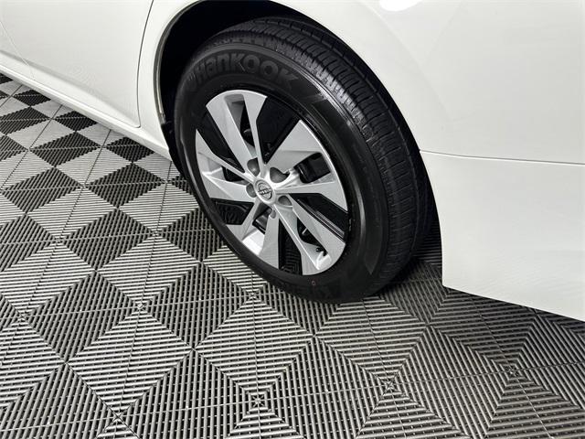 Photo of 2025 Glacier White Nissan Altima