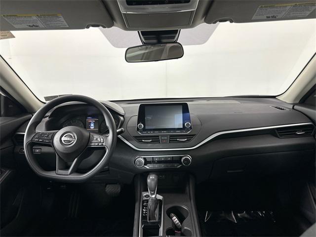Photo of 2025 Glacier White Nissan Altima