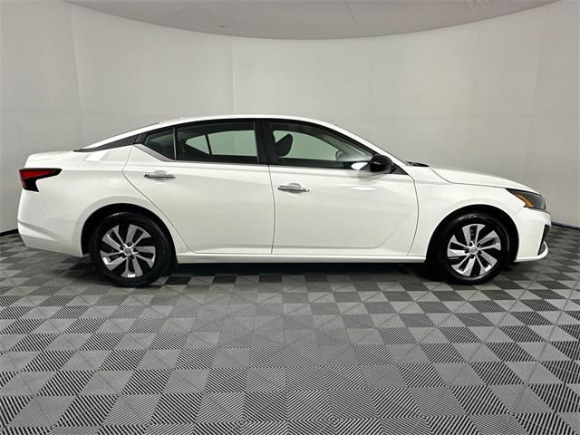 Photo of 2025 Glacier White Nissan Altima