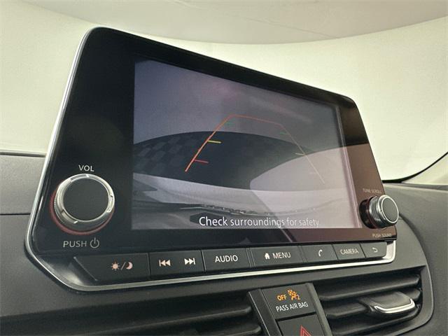 Photo of 2025 Glacier White Nissan Altima