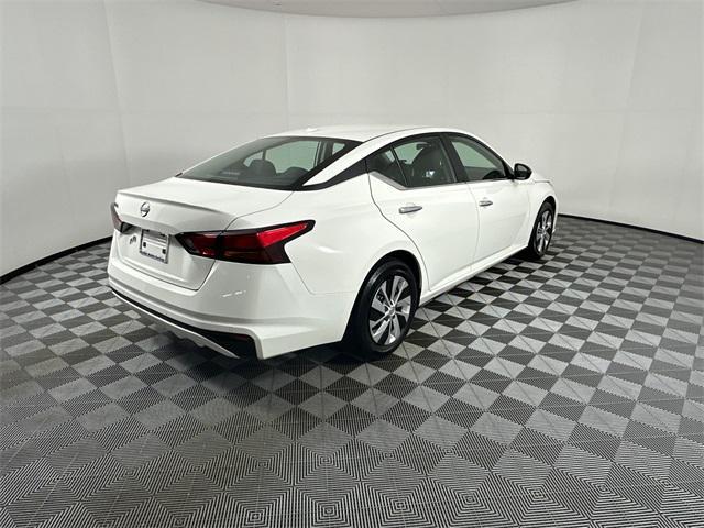 Photo of 2025 Glacier White Nissan Altima