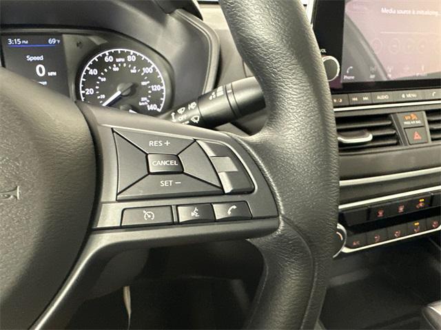 Photo of 2025 Glacier White Nissan Altima