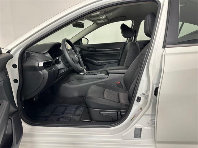 Photo of 2025 Glacier White Nissan Altima