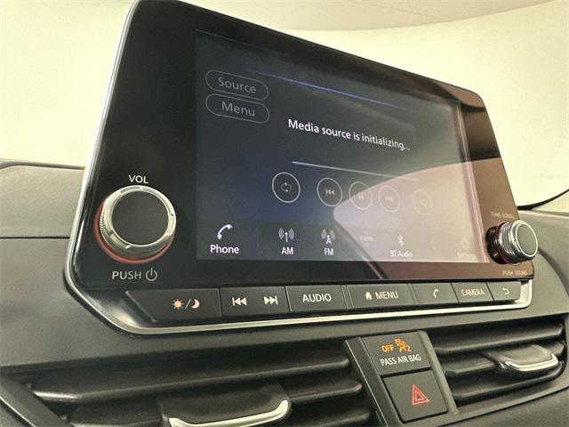 Photo of 2025 Glacier White Nissan Altima