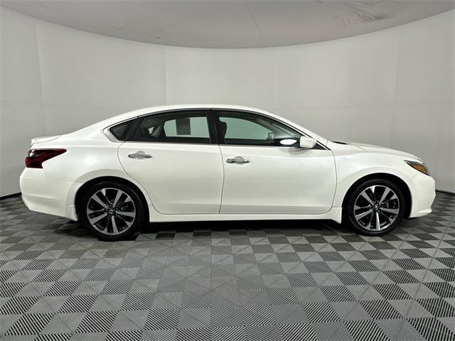 Photo of 2017 Pearl White Nissan Altima