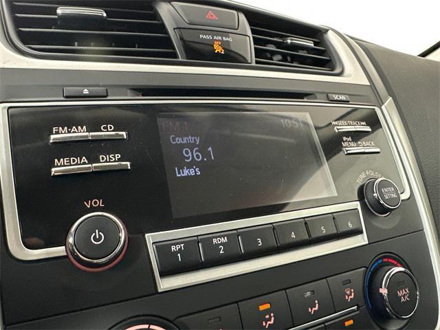 Photo of 2017 Pearl White Nissan Altima