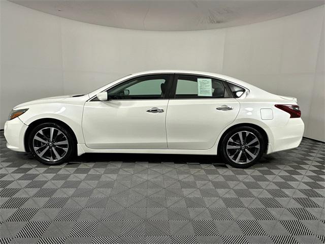 Photo of 2017 Pearl White Nissan Altima