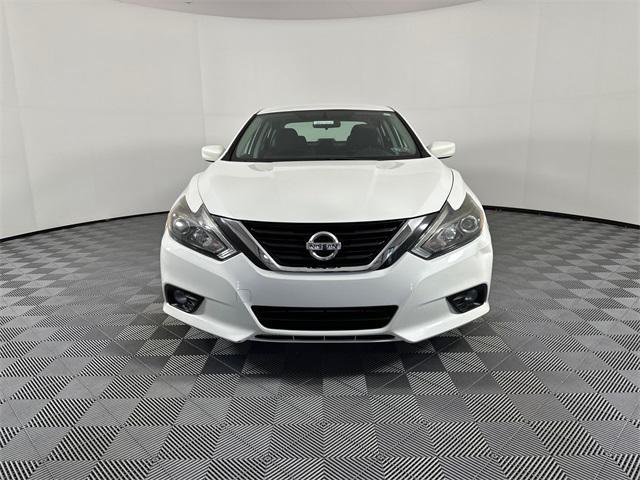 Photo of 2017 Pearl White Nissan Altima