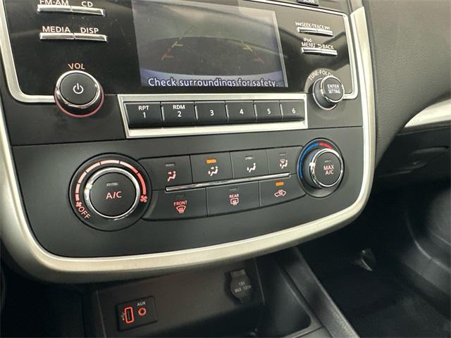Photo of 2017 Pearl White Nissan Altima