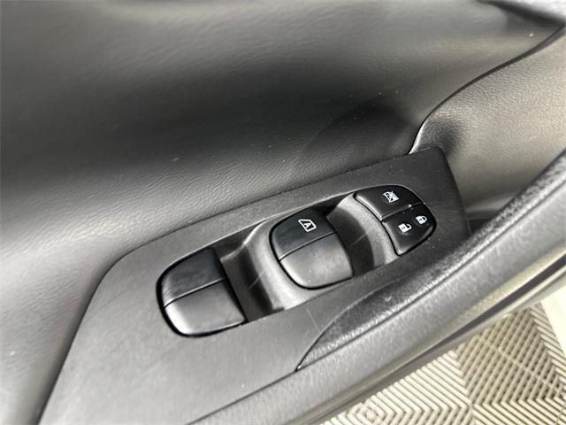 Photo of 2017 Pearl White Nissan Altima