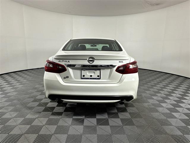 Photo of 2017 Pearl White Nissan Altima